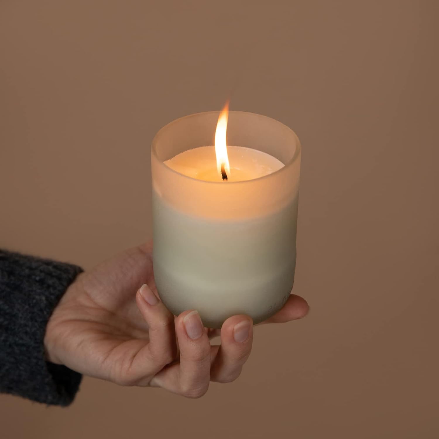 Bougie parfumée pour une décoration élégante, créant une ambiance chaleureuse – Image 5