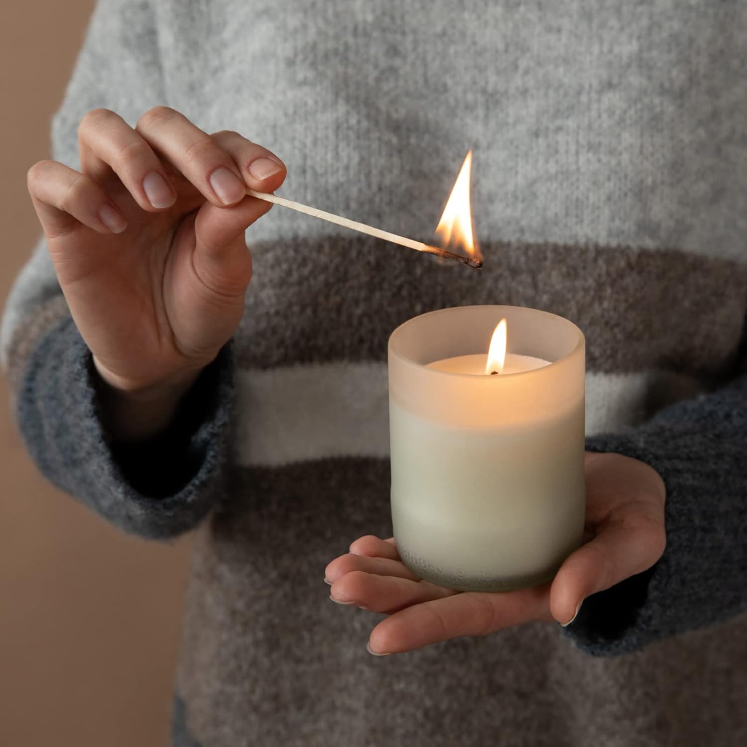 Bougie parfumée pour une décoration élégante, créant une ambiance chaleureuse – Image 4