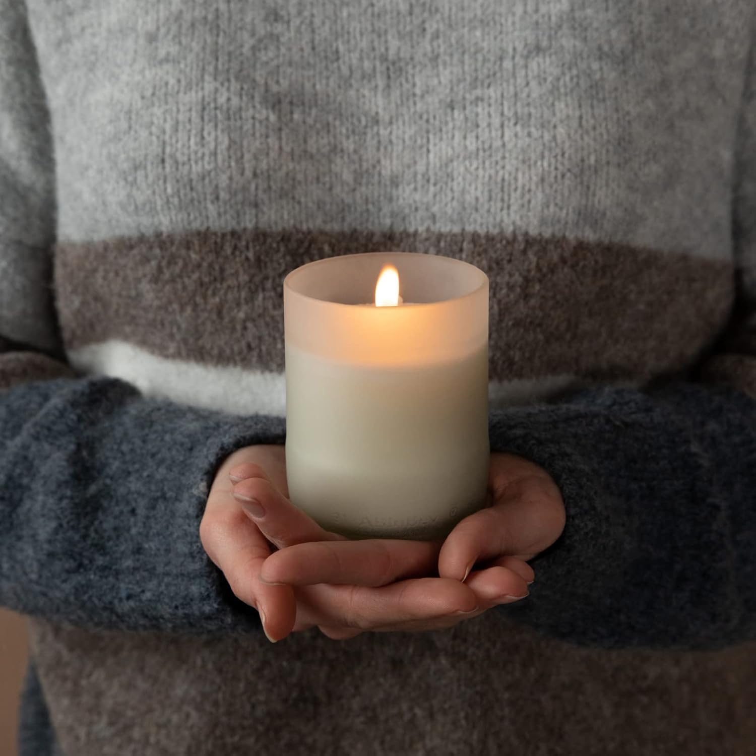 Bougie parfumée pour une décoration élégante, créant une ambiance chaleureuse – Image 3