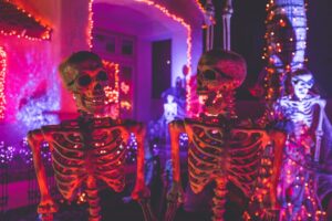 découvrez halloween : son origine, ses traditions fascinantes, des idées de costumes effrayants et des conseils pour organiser une fête inoubliable. plongez dans l’ambiance magique d’halloween !