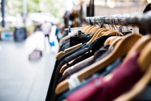 découvrez le monde du thrift, l’art de dénicher des vêtements d’occasion et des objets uniques à petits prix. astuces, tendances et bonnes adresses pour consommer de manière responsable et stylée.